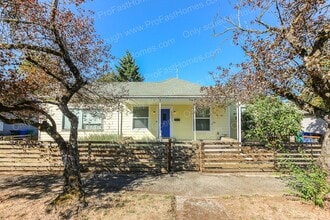 Building Photo - 5527 SE 71st Ave