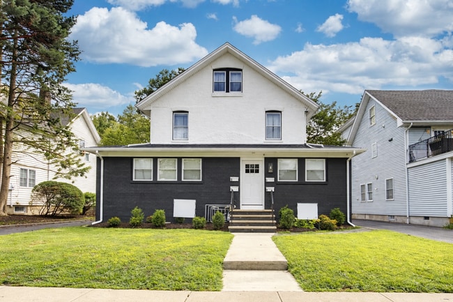 Well maintained building - 721 N Wood Ave