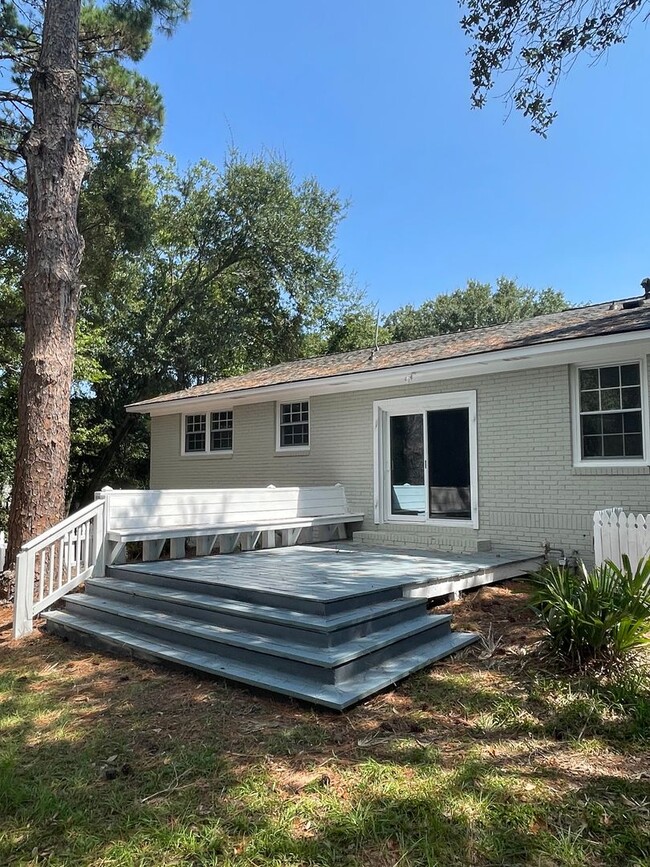 Building Photo - 3 Bedroom 2 Bath House in Stiles Point - J...