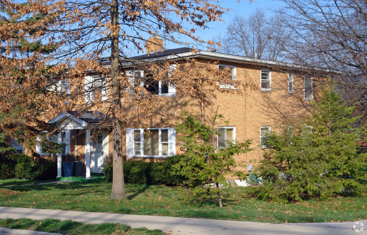 Building Photo - 44 Circle Dr