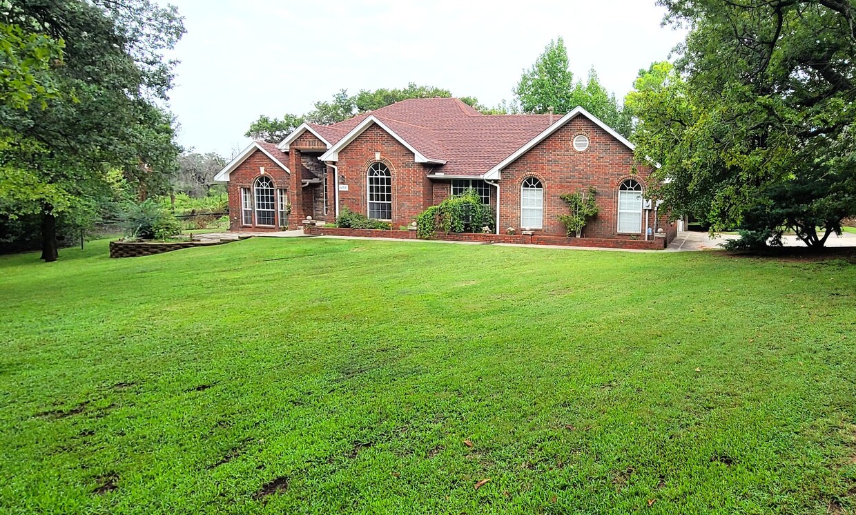 Primary Photo - Edmond Home on 2.5 Acres w/ Pool