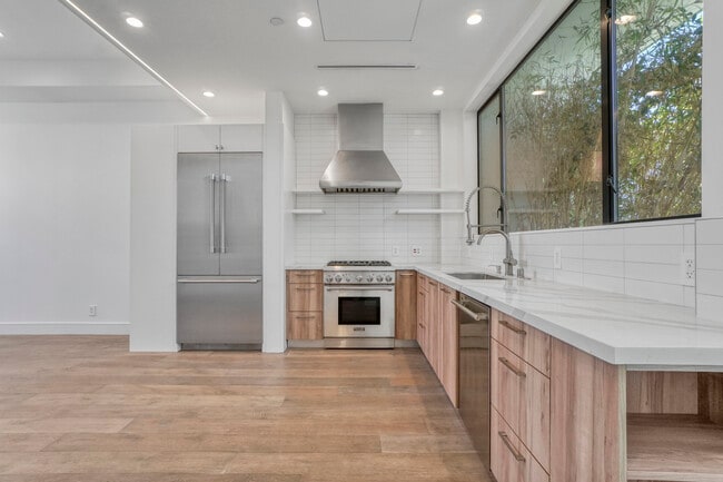 Building Photo - 1447 N Martel Ave