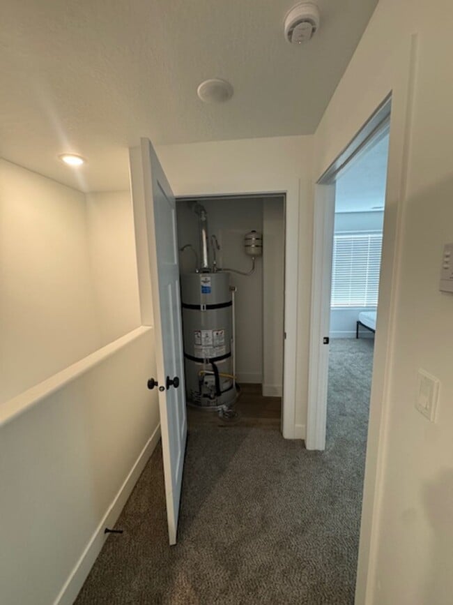 Building Photo - Room for Rent