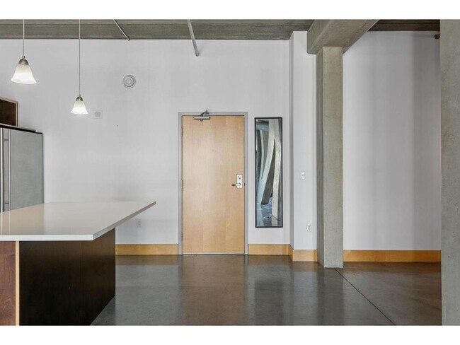 Building Photo - 345 N 6th Ave