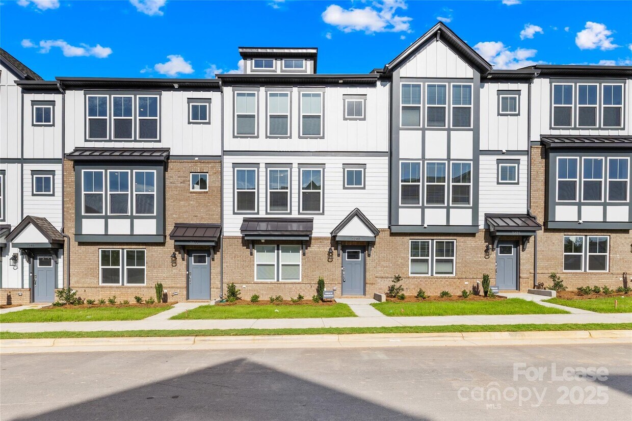 Foto principal - 3240 Stelfox St