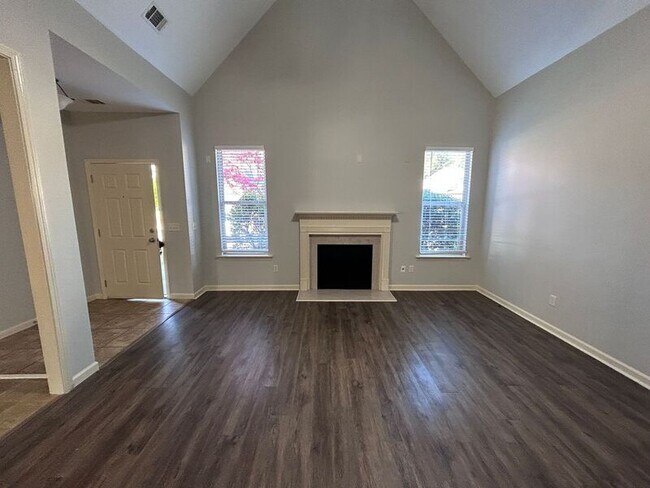 Building Photo - 1195 Washington Dr