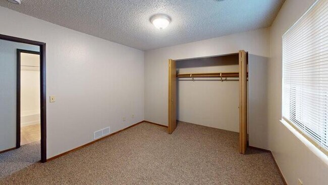 Building Photo - 1727 N Grandview Ln