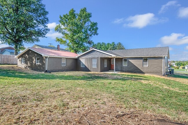 Building Photo - 211 Della Ln