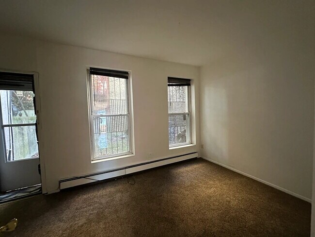Foto del edificio - "Chic Urban Oasis: Cozy 1-Bedroom Apartment in Vibrant Brooklyn Locale!"