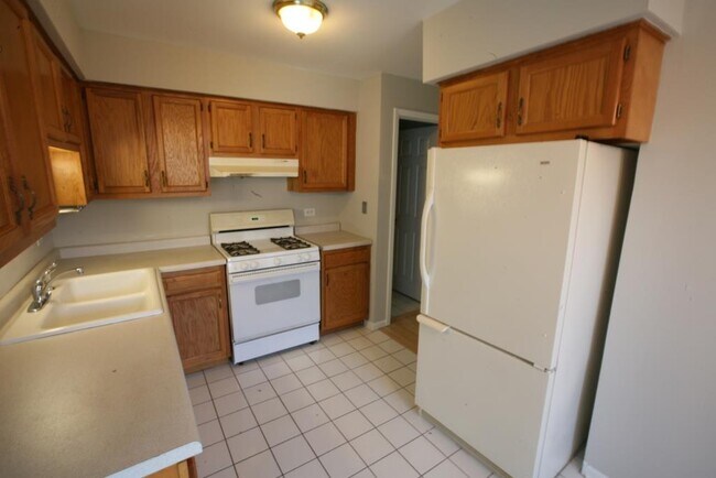Building Photo - 10408 Mansfield Ave