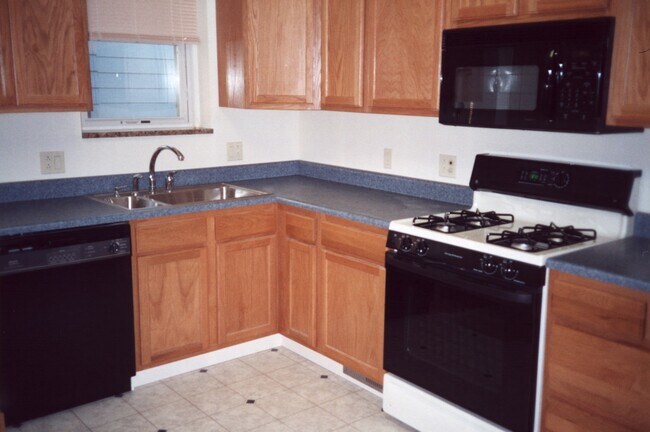 Full kitchen View 1 - 712 Market St