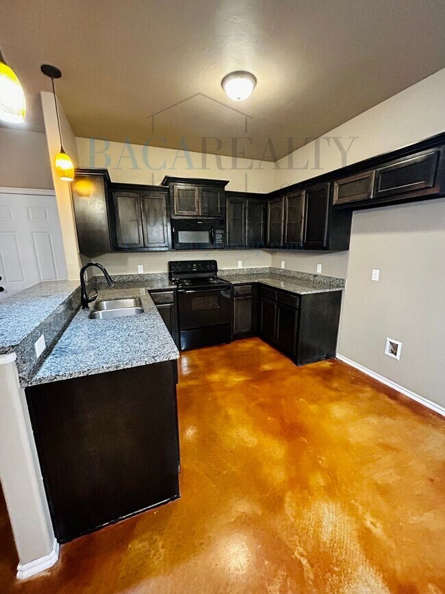 Foto del edificio - Move -in Special!! 3br 2ba duplex with 2 c...