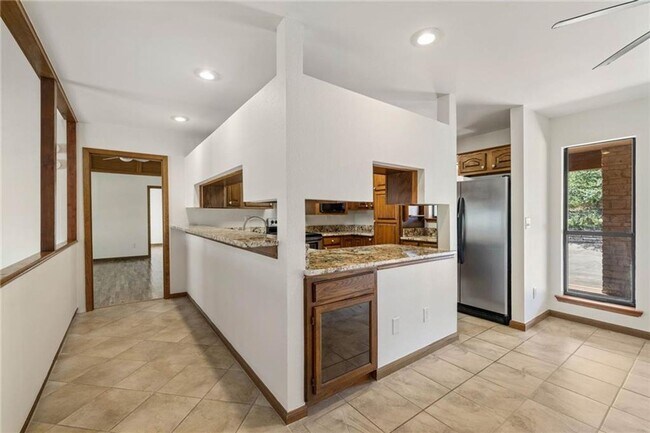 Building Photo - Gorgeous home overlooking golf course in L...