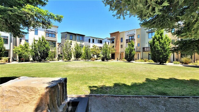Building Photo - 3 br, 3 bath Townhome - 1186 Almanor Lane