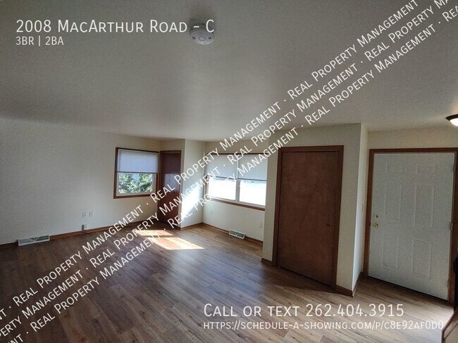 Building Photo - Three bedroom 1.5 bath condo