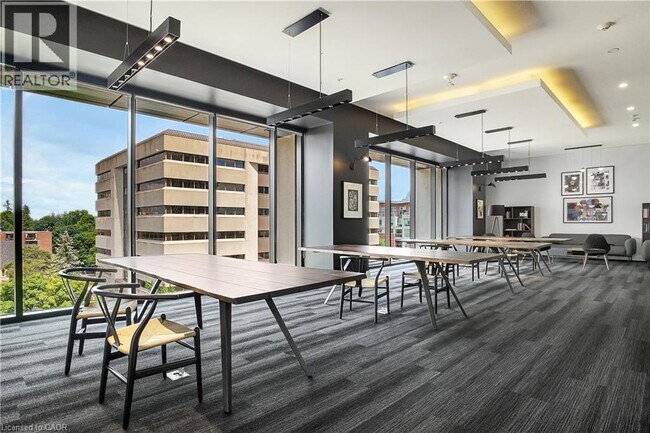 Photo du bâtiment - 181 King St S