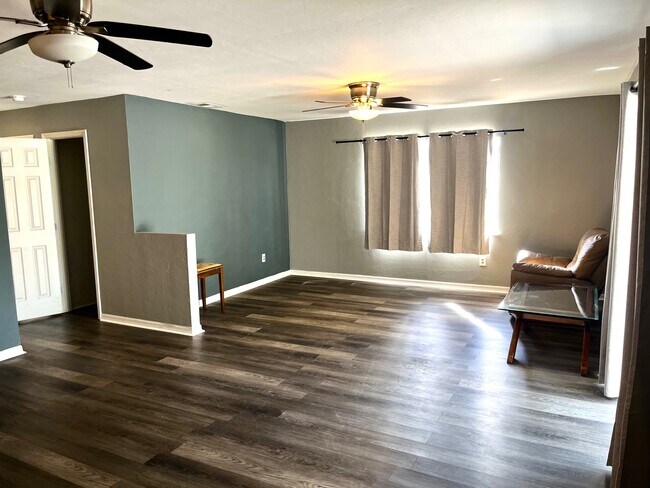 Sala de estar abierta - 715 SE 47th St