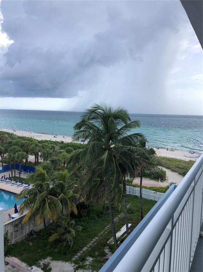 Foto del edificio - 6969 Collins Ave