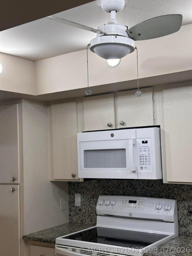 Building Photo - 3212 Strawflower Way