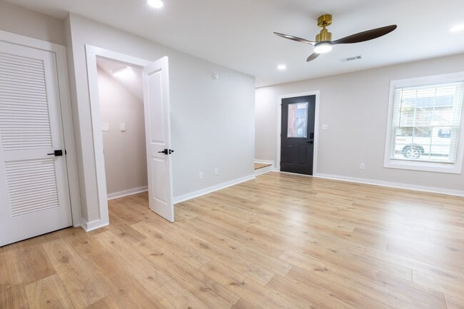 Building Photo - 1415 2nd E Ct