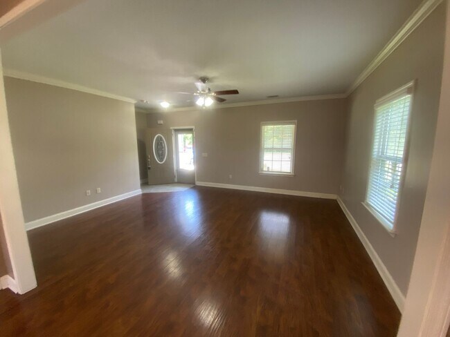 Foto del edificio - 5 bedroom home available now! Fenced Yard!