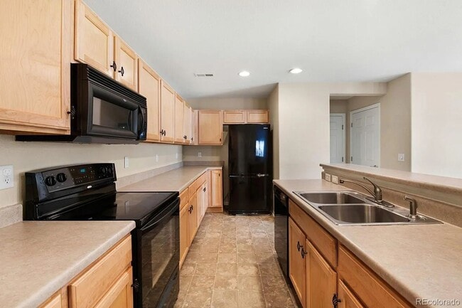 Building Photo - Bright Open-Concept Condo with 1-Car Garage in Prime Commuter Location