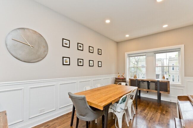 Foto del edificio - 2451 W Haddon Ave