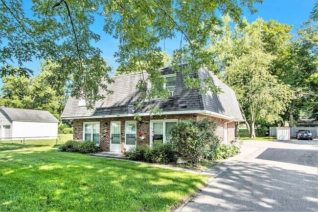 Foto del edificio - $1250 /2-bedr/1.5 bath town house duplex; tenant pays only electric (Kalamazoo)