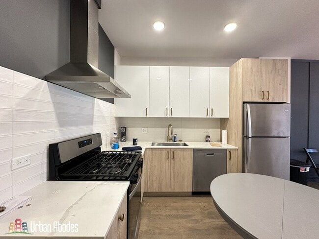 Building Photo - 841 N Mozart St