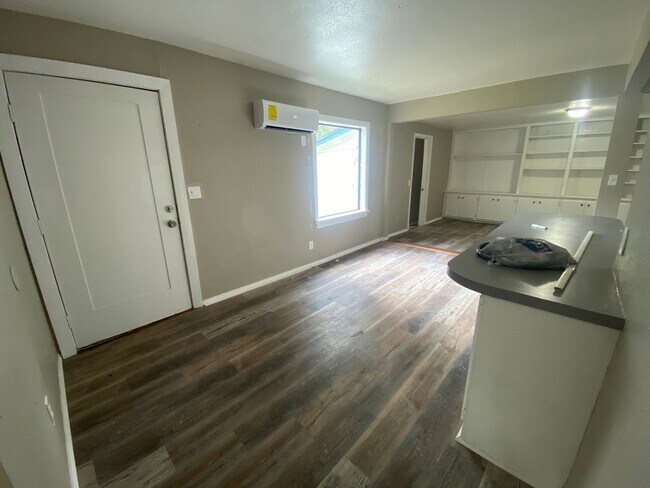 Foto del edificio - 4 Bedroom House Available