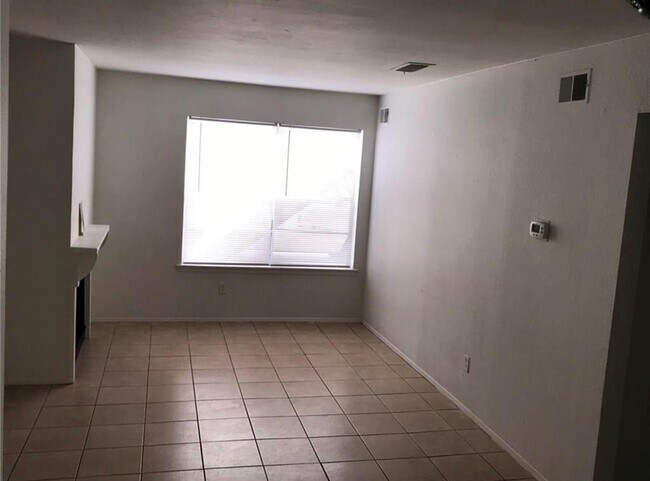 Foto del edificio - 2200 E Trinity Mills Rd
