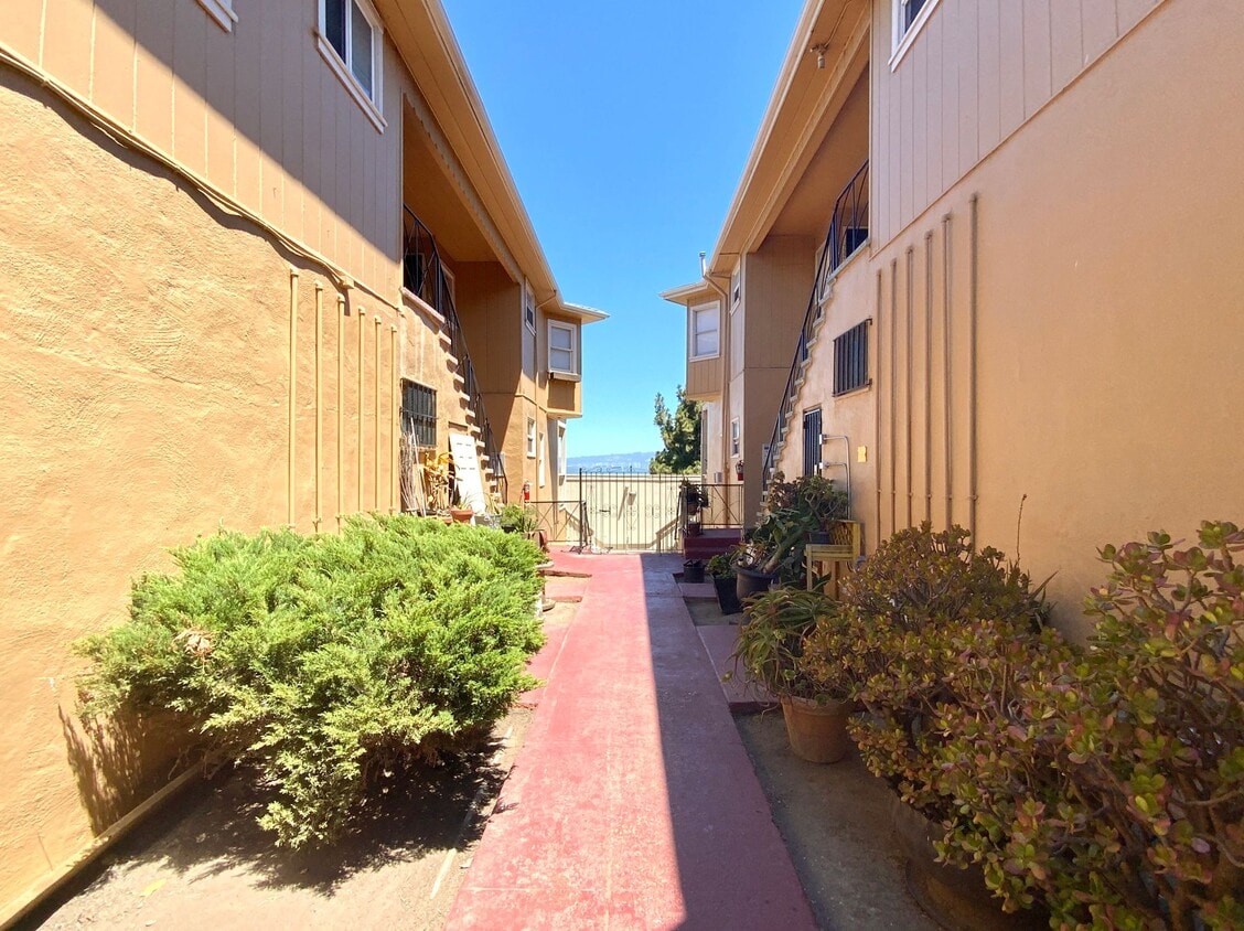 Primary Photo - RENOVATED Top Floor. ON-SITE LAUNDRY! HARD...