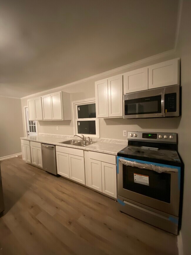 Foto del edificio - Yellow Fully Renovated Two Bedroom Cottage