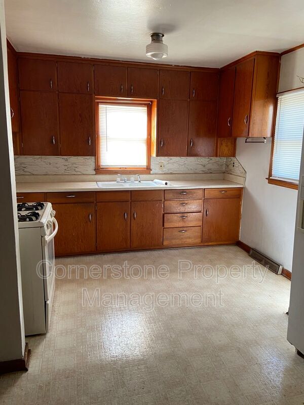 Building Photo - 320 De Witt St