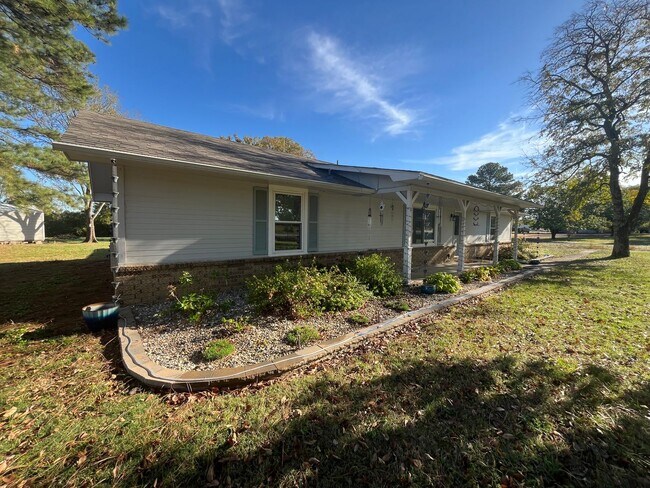 Building Photo - New Listing!
