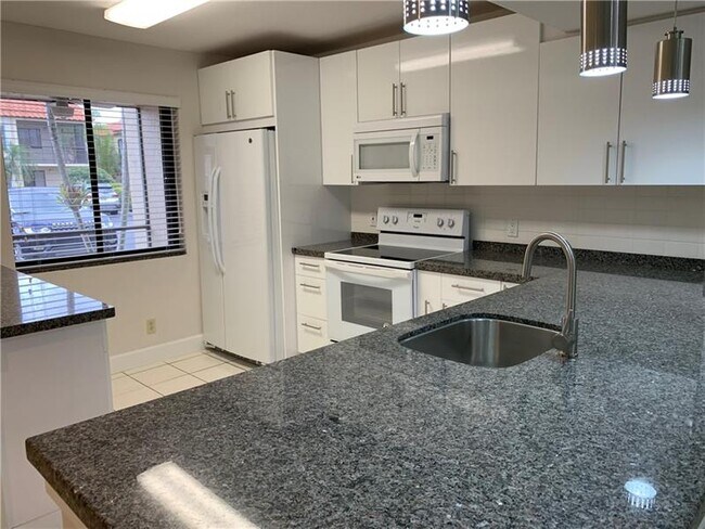 Building Photo - 434 Lakeview Dr
