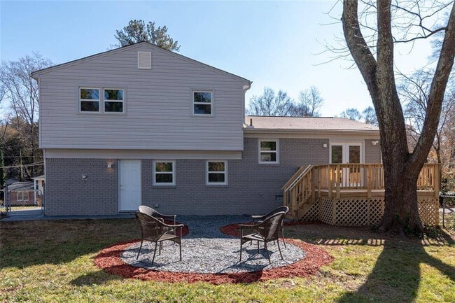 Building Photo - Room in House on Trafalgar Way