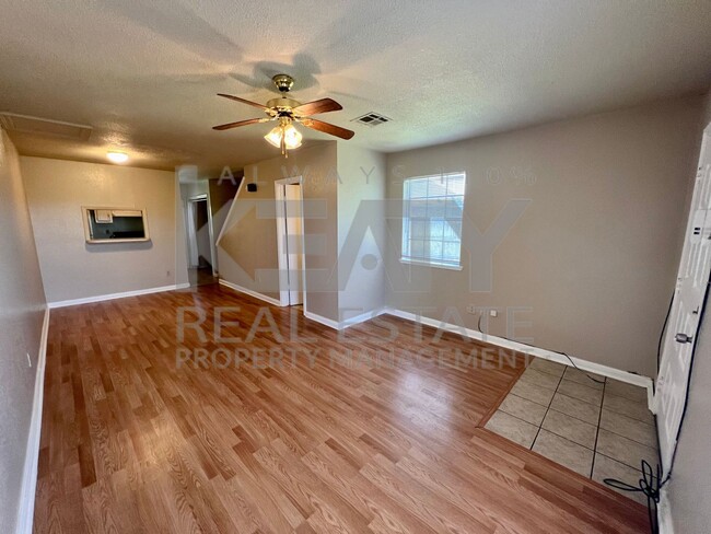 Building Photo - 2 Bedroom, 1.5 Bathroom Townhouse on Roble...