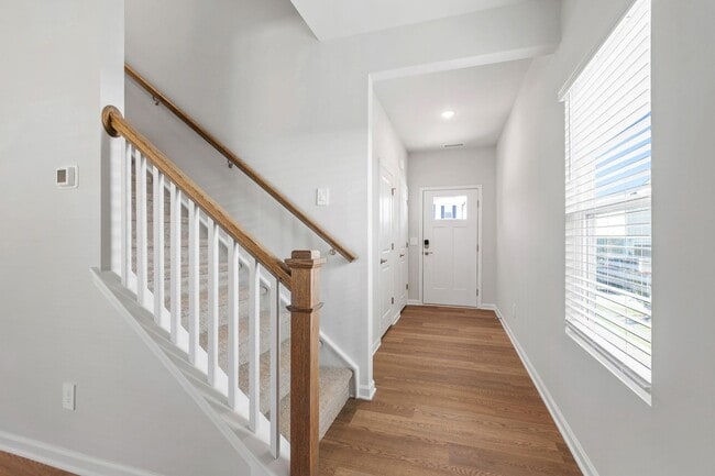 Building Photo - Stunning 3-Bedroom Residence in Oak Manor,...