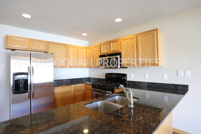 Building Photo - 3-Bedroom, 2.5-Bath Home in Urbandale with Attached 2-Car Garage