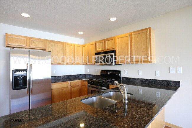 Foto del edificio - 3-Bedroom, 2.5-Bath Home in Urbandale with Attached 2-Car Garage