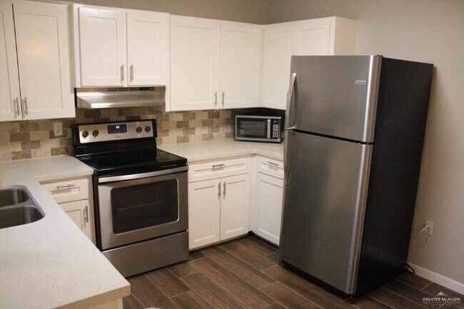 Foto del edificio - 2204 Camellia Ave