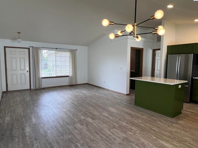 Foto del edificio - 1574 Foxglove Ave