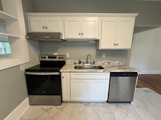 Foto del edificio - Updated 2/1 Brick House in Celanese- $1,495
