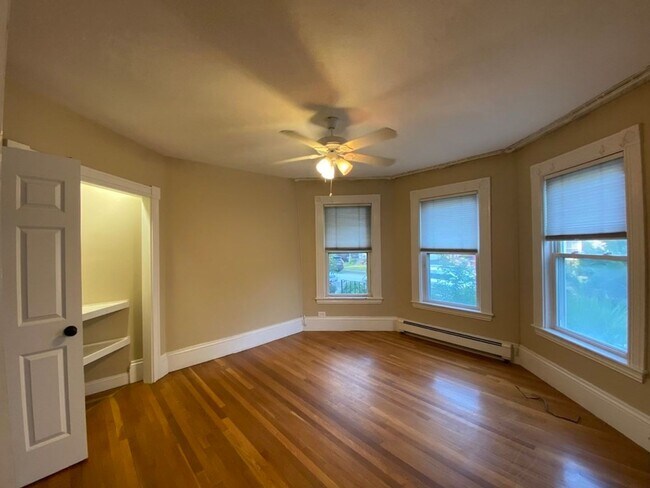 Building Photo - 3-floor condo in townhouse duplex with 2 p...
