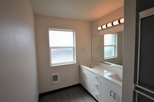 Building Photo - Modern design 3-bed, 2.5 bath duplex avail...