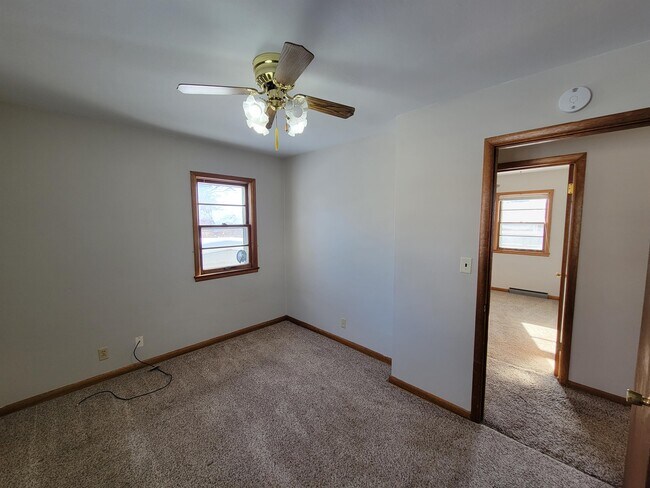 Building Photo - 2122 Hickory Ln