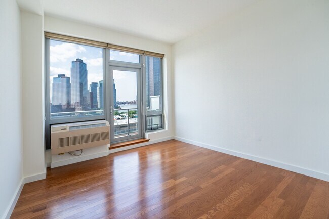 Foto del edificio - 5-49-49 Borden Ave