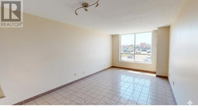 Photo du bâtiment - 2470 Eglinton Ave W