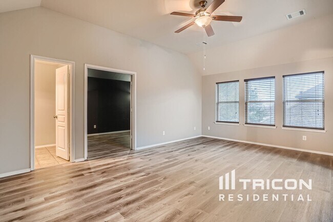 Building Photo - 305 Hidden Lake Ct